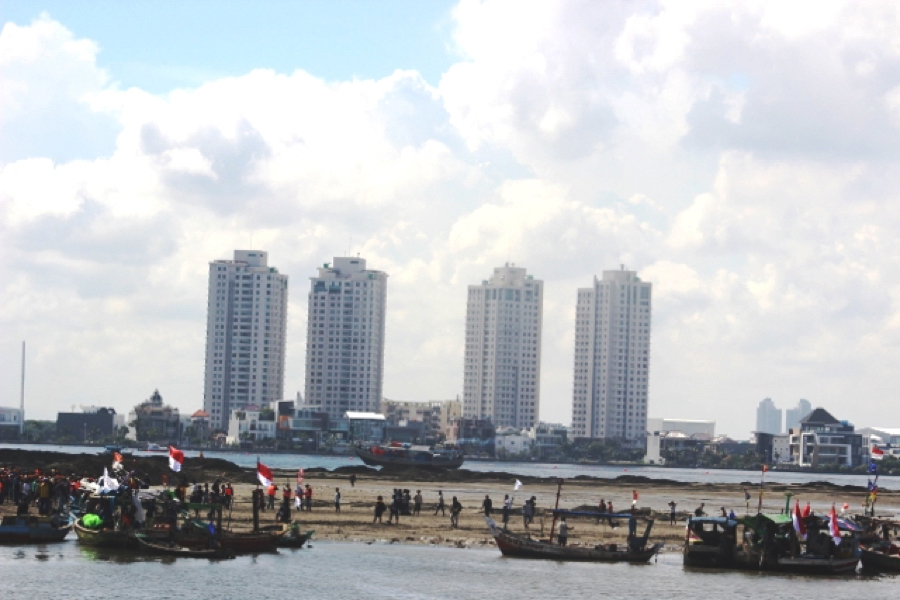 Fishermen attempt to shut down Islet G, an artificial island at the center of the controversy related to the Jakarta Bay land reclamation project. Photo by Sapariah Saturi.